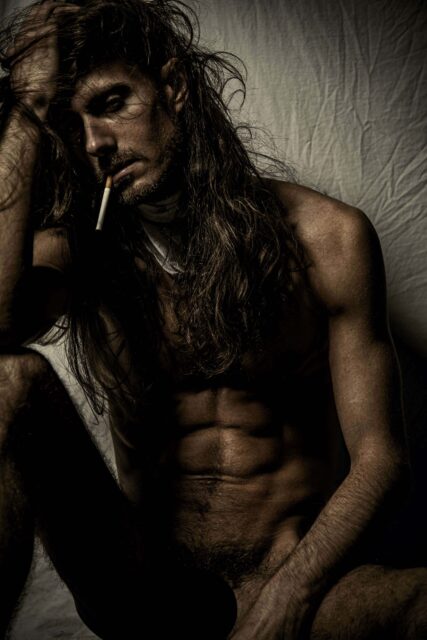 Le photographe Connor Clayton capture des nus masculins sculpturaux avec contraste, intention et intimité, remodelant la façon dont la masculinité est perçue dans l'art.