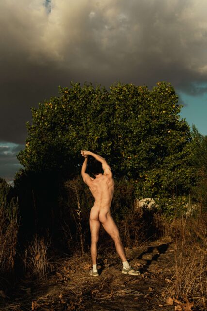 Le photographe Connor Clayton capture des nus masculins sculpturaux avec contraste, intention et intimité, remodelant la façon dont la masculinité est perçue dans l'art.