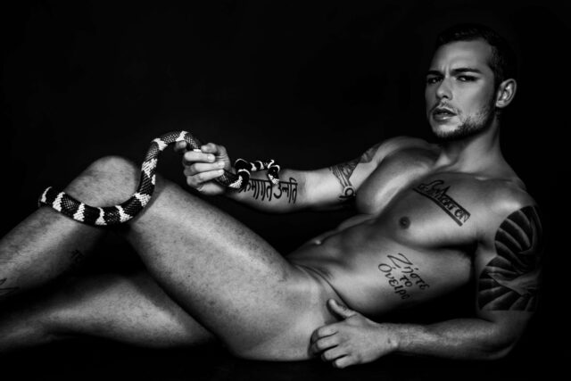 Le photographe Connor Clayton capture des nus masculins sculpturaux avec contraste, intention et intimité, remodelant la façon dont la masculinité est perçue dans l'art.