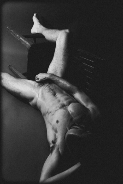 Le photographe Connor Clayton capture des nus masculins sculpturaux avec contraste, intention et intimité, remodelant la façon dont la masculinité est perçue dans l'art.