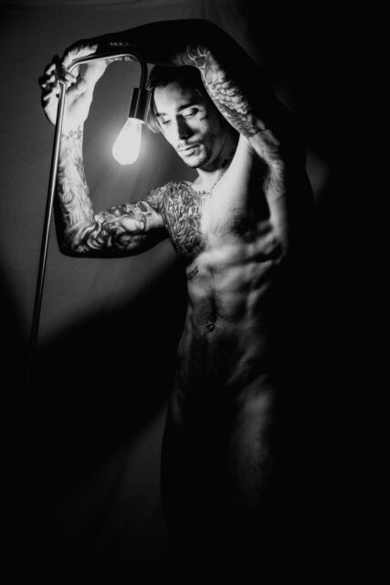 Le photographe Connor Clayton capture des nus masculins sculpturaux avec contraste, intention et intimité, remodelant la façon dont la masculinité est perçue dans l'art.