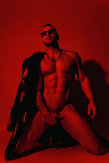 Le photographe Connor Clayton capture des nus masculins sculpturaux avec contraste, intention et intimité, remodelant la façon dont la masculinité est perçue dans l'art.