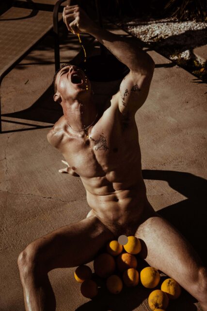 Le photographe Connor Clayton capture des nus masculins sculpturaux avec contraste, intention et intimité, remodelant la façon dont la masculinité est perçue dans l'art.