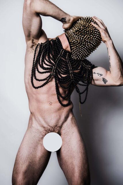 Le photographe Connor Clayton capture des nus masculins sculpturaux avec contraste, intention et intimité, remodelant la façon dont la masculinité est perçue dans l'art.