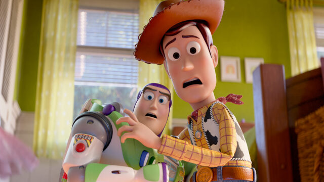 (De gauche à droite) : Buzz l'Éclair (exprimé par Tim Allen) et Woody (exprimé par Tom Hanks) dans TOY STORY 5 de Disney et Pixar. Photo gracieuseté de Disney/Pixar. © 2025 Disney/Pixar. Tous droits réservés.