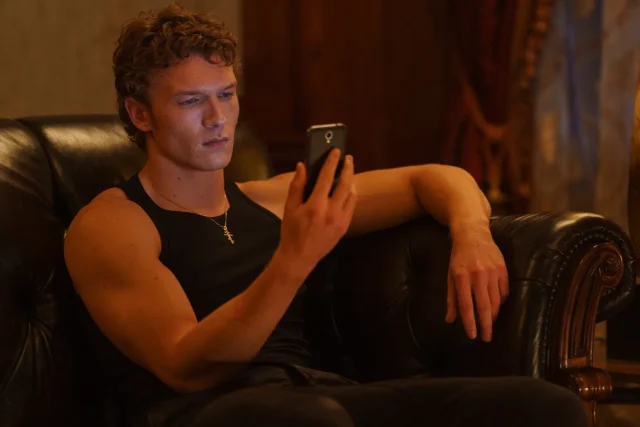 L'épisode 5 de Heated Rivalry est un tournant, mêlant intimité, chagrin et courage tranquille dans le chapitre le plus puissant de la série à ce jour.