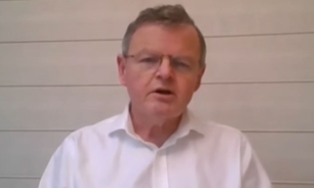 Dr David Levy, en chemise blanche, s'exprimant devant une webcam.