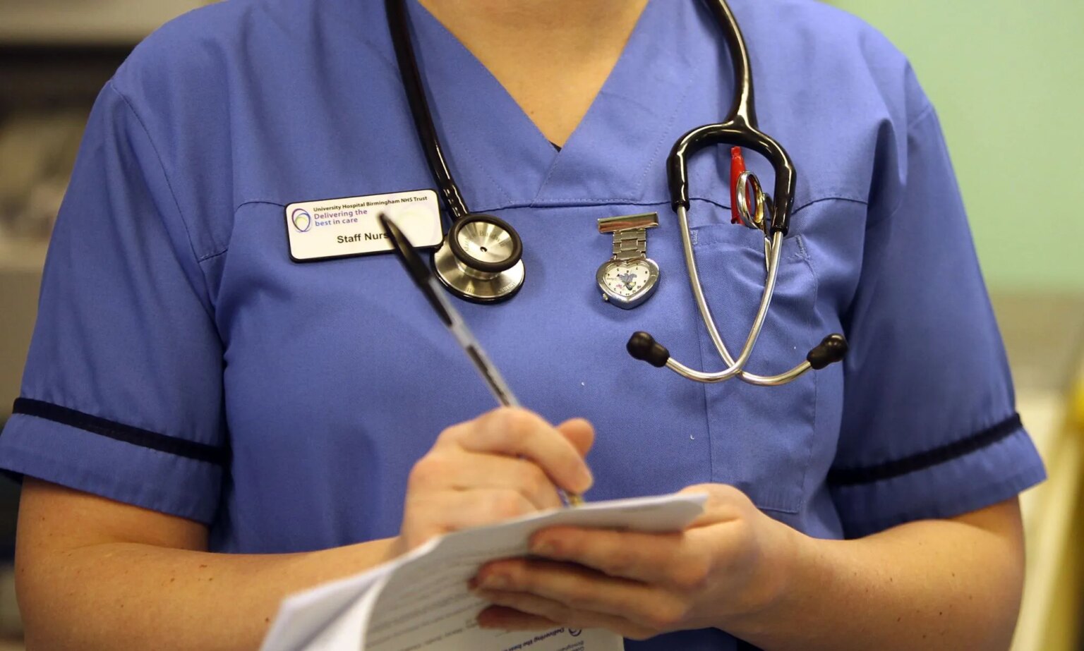 Le NHS England n’a aucun enregistrement du nombre total de personnes trans dans le pays A nurse writing on a document.