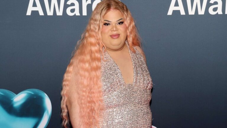 Jools Lebron parle de sa vie après « très sage », un coup de fouet viral et un moment gay qui l'a fait rire (exclusif) Jools Lebron parle de sa vie après "très sage", un coup de fouet viral et un moment gay qui l'a fait rire (exclusif)