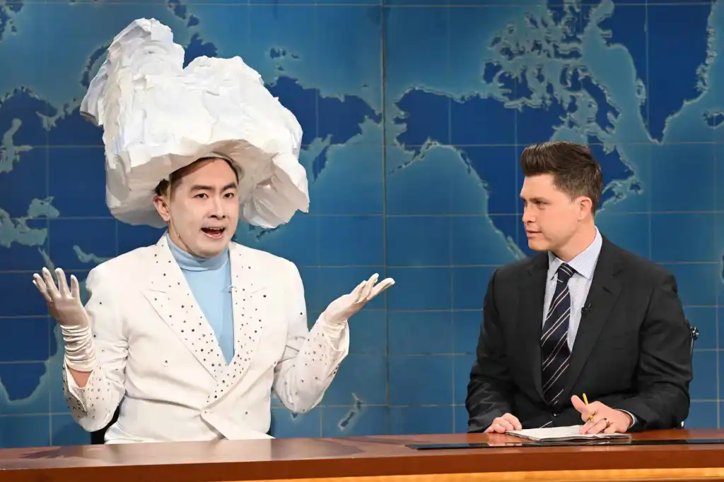 Bowen Yang habillé en nuage blanc était assis au bureau de presse de SNL