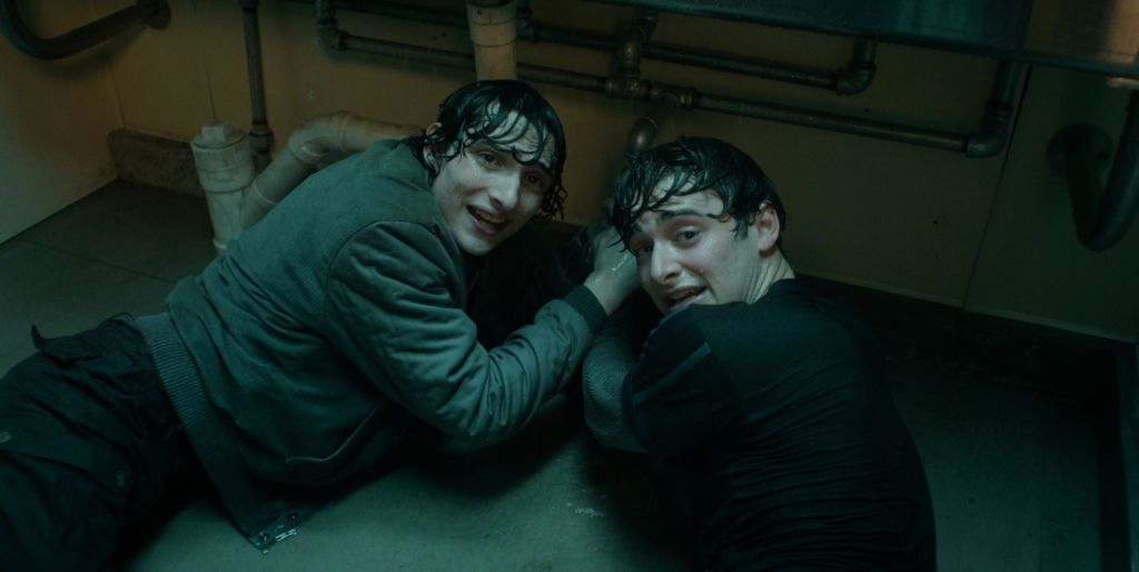 Finn Wolfhard et Noah Schnapp sur le sol d'une salle de bain dans la cinquième saison de Stranger Things.