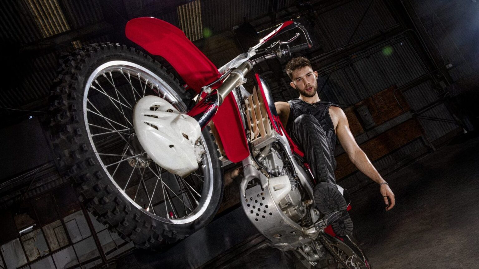 Du Kidz Bop à Christina Aguilera : Comment GRANT KNOCHE a trouvé sa voie artistique (Exclusif) Du Kidz Bop à Christina Aguilera : Comment GRANT KNOCHE a trouvé sa voie artistique (Exclusif)