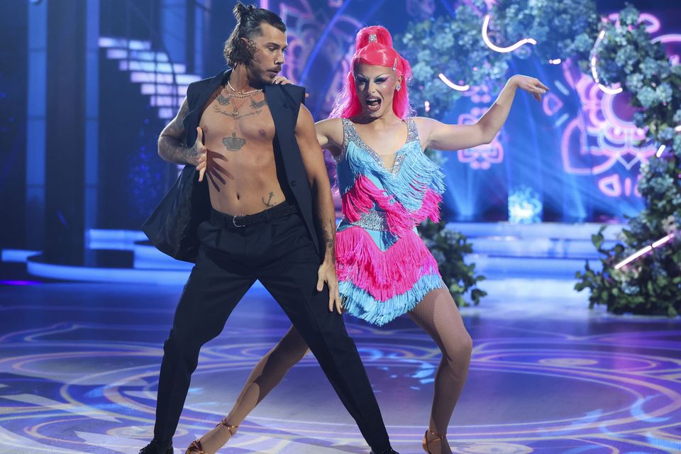 Blu Hydrangea sur l'Irish Dancing with the Stars, dansant avec la danseuse Simone Arena