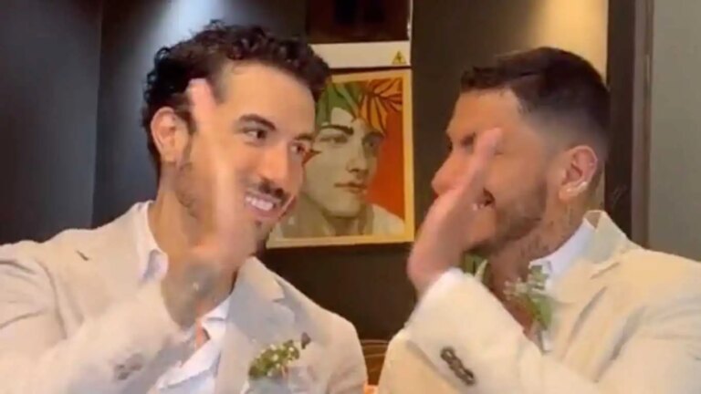 Ce couple s'est rendu un adorable hommage le jour de leur mariage Married couple