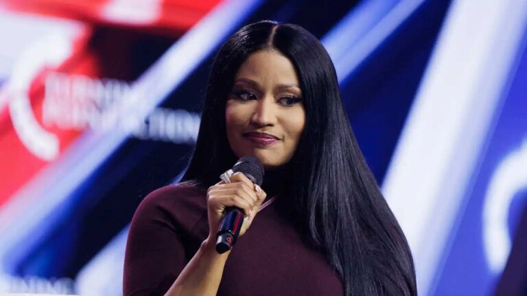 L'organisation Pride appelle au boycott de Nicki Minaj : « Elle n'est pas notre amie » Surprise guest Nicki Minaj is interviewed by Erika Kirk on the final day of Turning Point USA