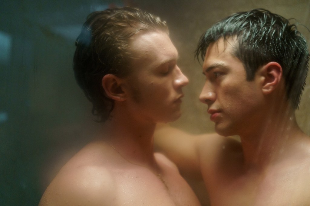 Connor Storrie dans le rôle d'Ilya Rozanov et Hudson Williams dans le rôle de Shane Hollander, nus sous la douche