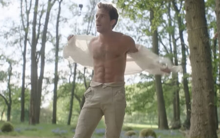 "Nous avons été volés !" : les fans méchants explosent à cause de la scène supprimée torse nu de Jonathan Bailey