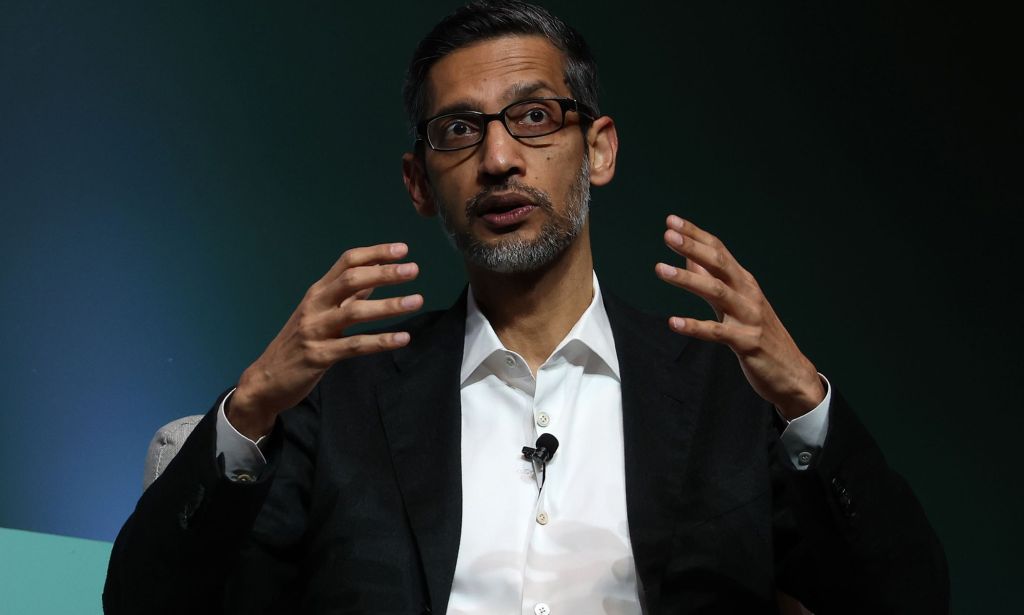 Sundar Pichai en costume-cravate s'exprimant lors d'une conférence.