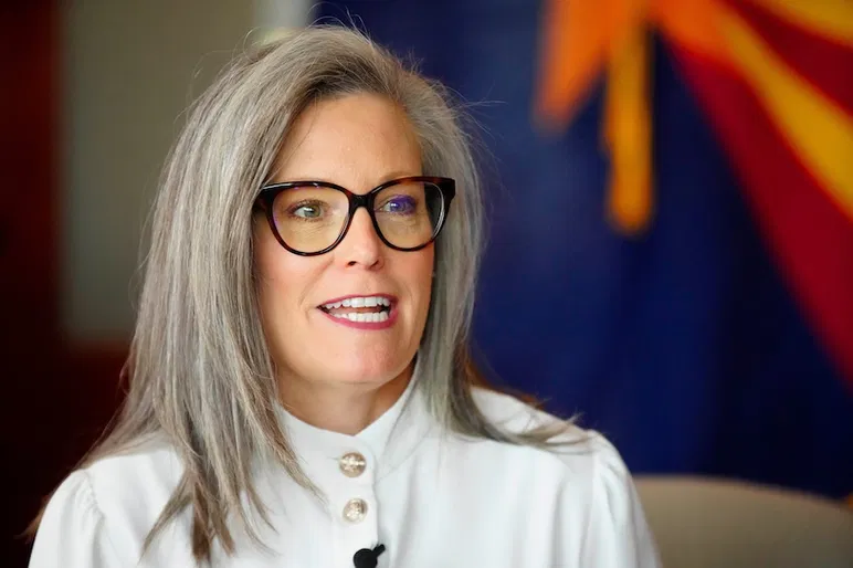 La gouverneure Katie Hobbs s'entretient avec la journaliste de la République Stacey Barchenger dans ses bureaux du State Capitol Building le 8 janvier 2025.