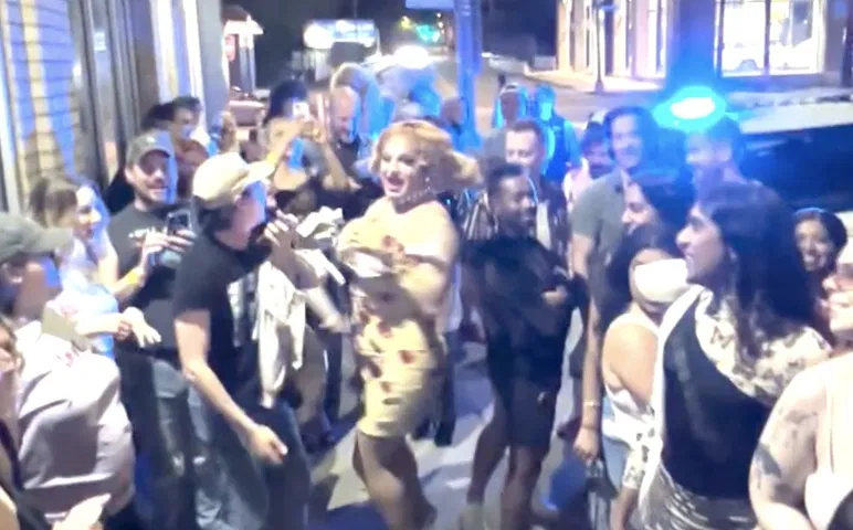 La drag queen Indica se produit sur le trottoir lors d'une descente de police au P Town Bar de Pittsburgh