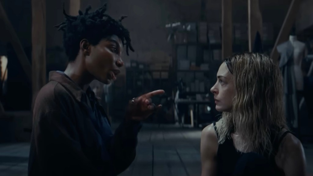 Mère Marie toujours : Michaela Coel et Anne Hathawa se regardent de haut