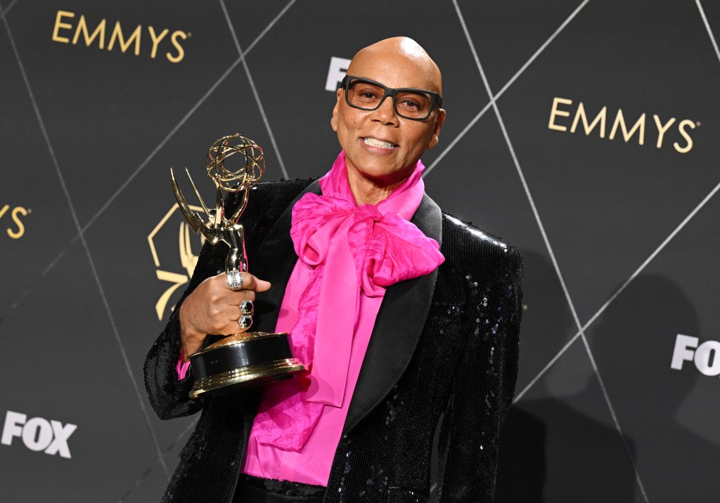 RuPaul, lauréat du concours exceptionnel de télé-réalité pour "La course de dragsters de RuPaul" pose dans la salle de presse lors de la 75e cérémonie des Primetime Emmy Awards