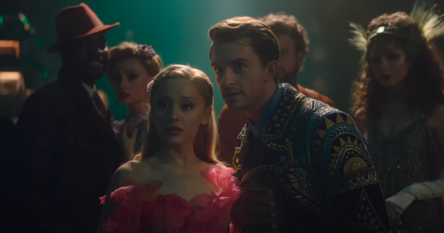 Jonathan Bailey et Ariana Grande, méchants