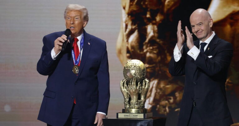 « C'est pathétique » : la FIFA décerne un faux prix de la paix à Trump