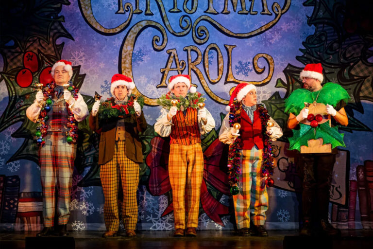 Christmas Carol Goes Wrong apporte du charme et de la joie festive au West End – critique Christmas Carol Goes Wrong apporte du charme et de la joie festive au West End – critique