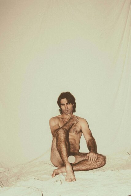 Le photographe Connor Clayton capture des nus masculins sculpturaux avec contraste, intention et intimité, remodelant la façon dont la masculinité est perçue dans l'art.