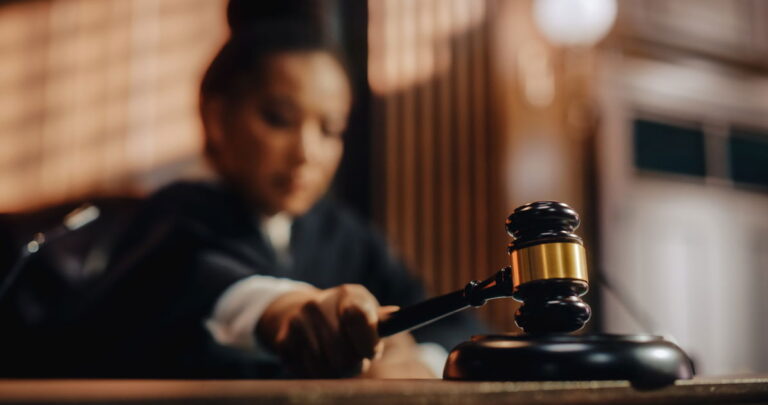 Elle a traqué et harcelé deux athlètes trans. Un juge vient de faire la loi contre elle. Elle a traqué et harcelé deux athlètes trans. Un juge vient de faire la loi contre elle.