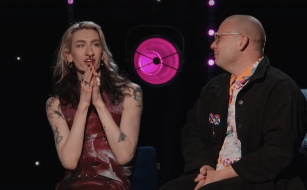 Ginger Johnson (à droite) avec son partenaire Ben (à gauche) lors de la cinquième saison de RuPaul's Drag Race UK. (BBC)