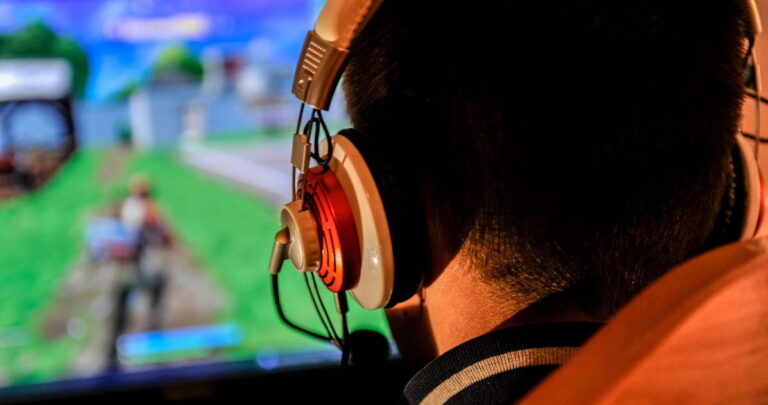 Fortnite traîné pour avoir collaboré avec JK Rowling après avoir annulé la célébration de la fierté Fortnite traîné pour avoir collaboré avec JK Rowling après avoir annulé la célébration de la fierté