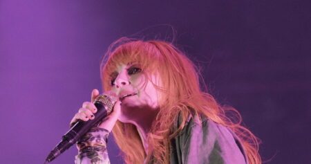 Hayley Williams dit que les transphobes ne sont pas les bienvenus à ses concerts : "C'est une ligne dure pour moi"