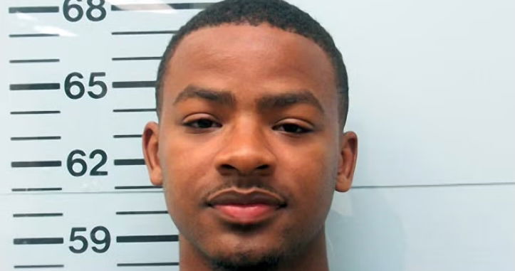 Il a tué son amant pour garder leur relation secrète. Maintenant, il en paie le prix. Il a tué son amant pour garder leur relation secrète. Maintenant, il en paie le prix.