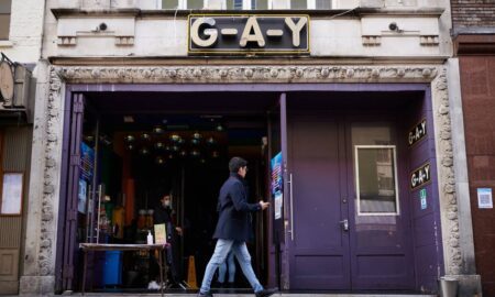 Une personne passe devant le bar gay GAY à Londres, en Angleterre.