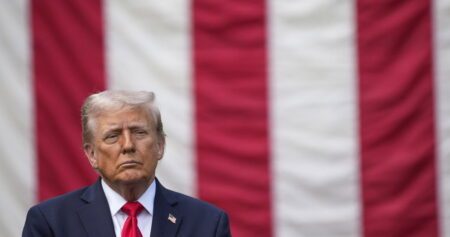 L’administration Trump oblige les hôpitaux à mettre fin aux soins d’affirmation de genre pour les mineurs trans