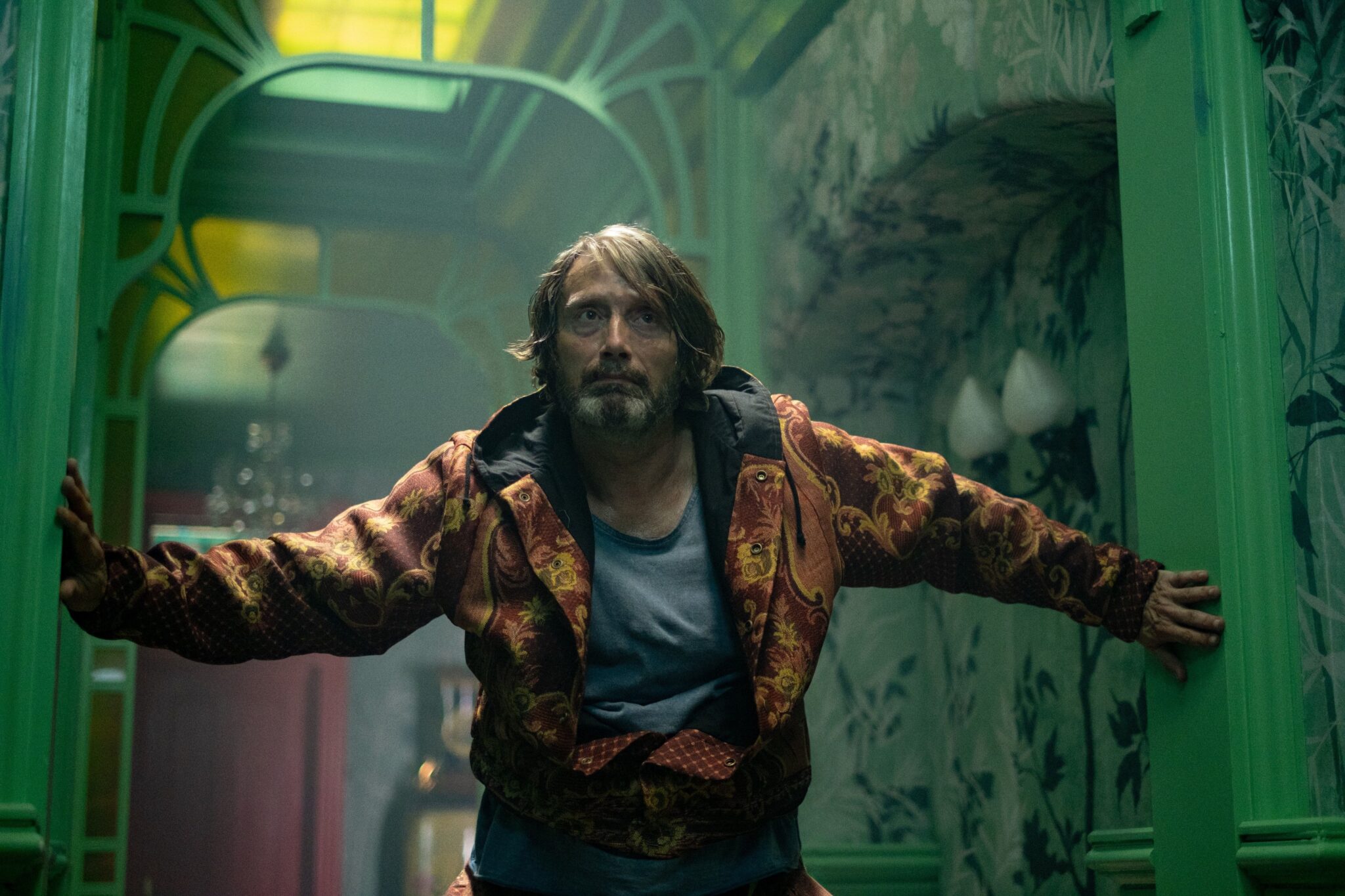 Mads Mikkelsen dans Dust Bunny.
