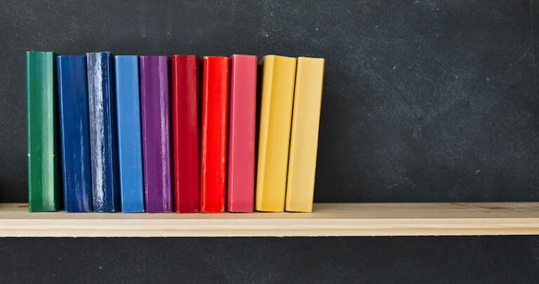 Les censeurs ciblent les livres LGBTQ+ depuis des décennies. En voici 7 à ajouter à votre liste de cadeaux de Noël.