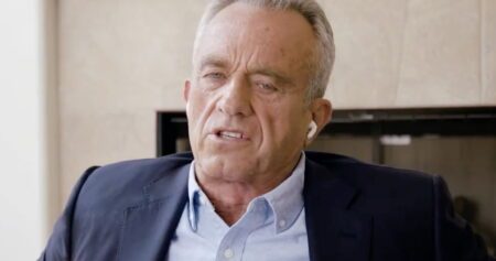 Les enfants de Seattle sont la première cible de la menace de RFK Jr. de mettre fin aux fonds destinés aux hôpitaux traitant les jeunes trans