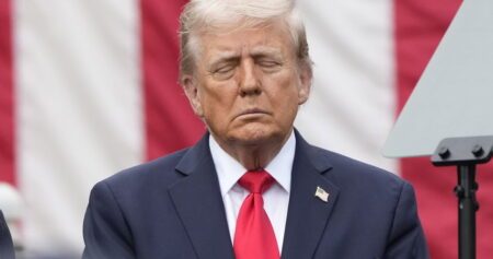 Les médecins de Trump surveillent « l'évolution de sa démence et/ou de ses accidents vasculaires cérébraux », selon un psychologue