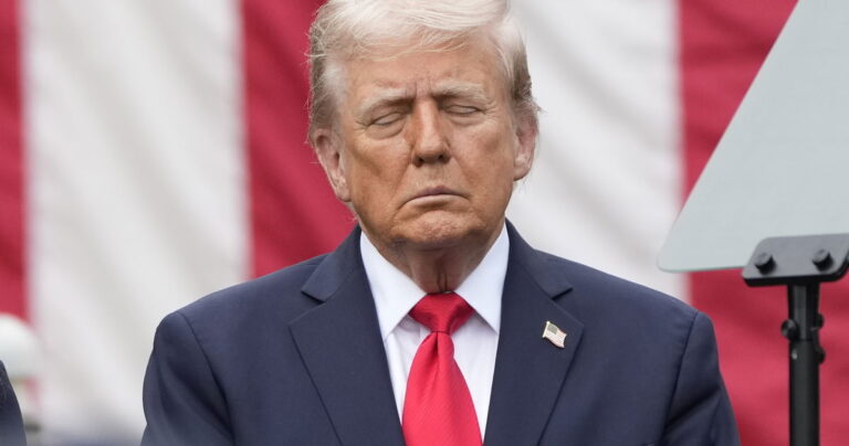 Les médecins de Trump surveillent « l'évolution de sa démence et/ou de ses accidents vasculaires cérébraux », selon un psychologue Les médecins de Trump surveillent « l'évolution de sa démence et/ou de ses accidents vasculaires cérébraux », selon un psychologue