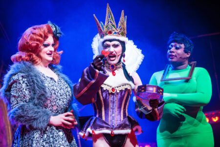 Les reines de Drag Race UK jouent dans le chaotique drag panto Blanche-Neige au Emerald Theatre – critique