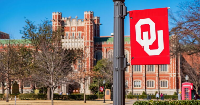 L’université punit une éducatrice trans pour « discrimination » après qu’un étudiant l’ait qualifiée de « démoniaque » L’université punit une éducatrice trans pour « discrimination » après qu’un étudiant l’ait qualifiée de « démoniaque »