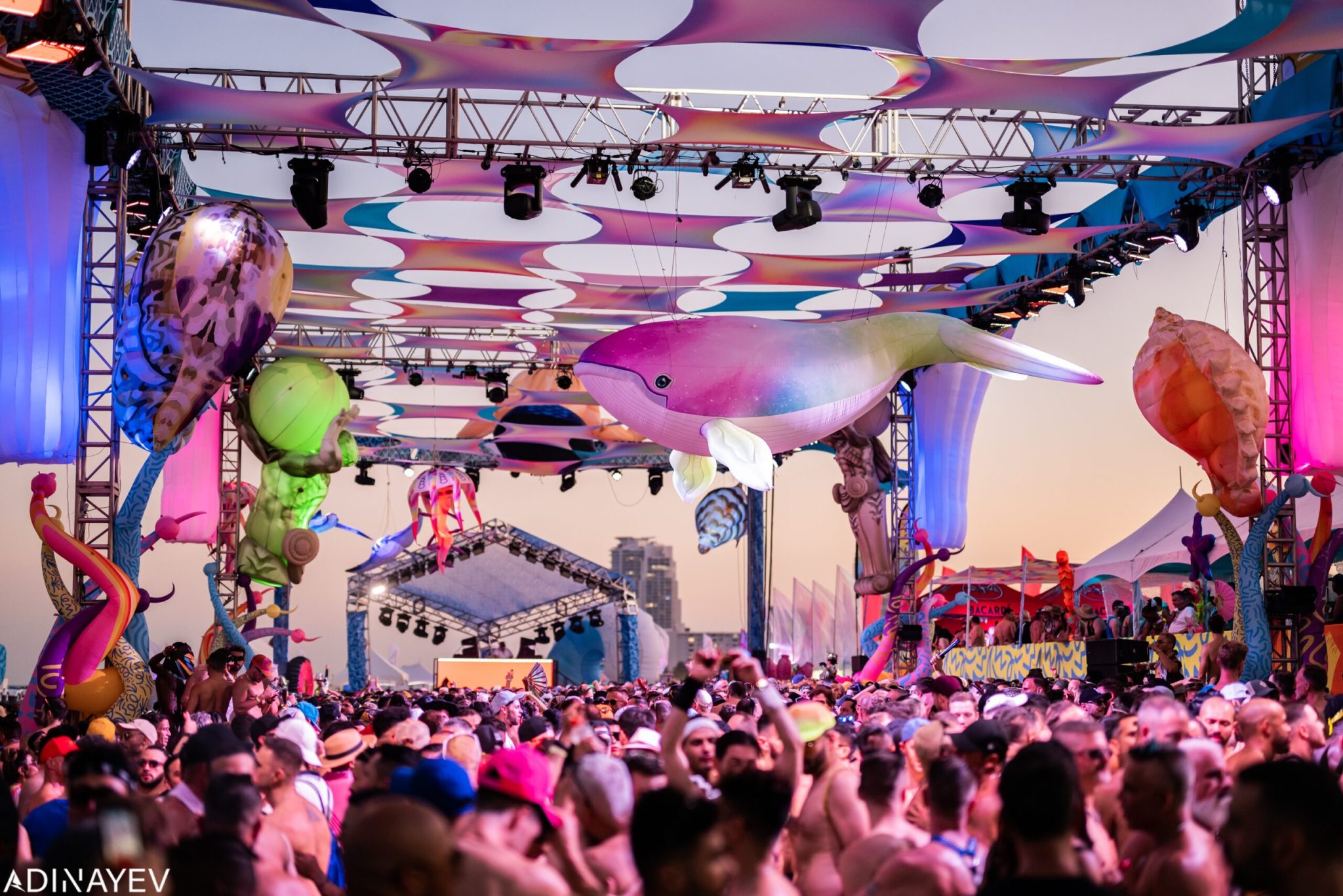 Profitez du soleil, sentez la brise océanique et dansez avec nous lors de l'événement phare de Winter Party : la Beach Party sur les sables de South Beach ! Venez vivre la célébration emblématique de la joie et de la révolution de la danse de Winter Party sur les rythmes des incroyables Erik Vilar et Micky Friedmann.