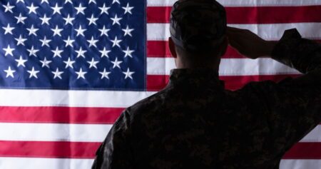 Pete Hegseth et Trump demandent au tribunal de les laisser continuer à expulser les soldats séropositifs de l'armée