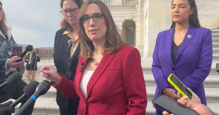Sarah McBride s'en prend aux républicains anti-trans dans un discours passionné Sarah McBride s'en prend aux républicains anti-trans dans un discours passionné
