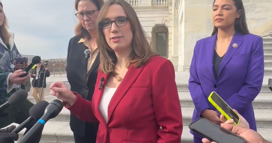 Sarah McBride s'en prend aux républicains anti-trans dans un discours passionné Sarah McBride s'en prend aux républicains anti-trans dans un discours passionné