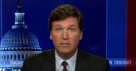 Tucker Carlson profère à plusieurs reprises des insultes anti-gay dans une étrange interview de Thanksgiving