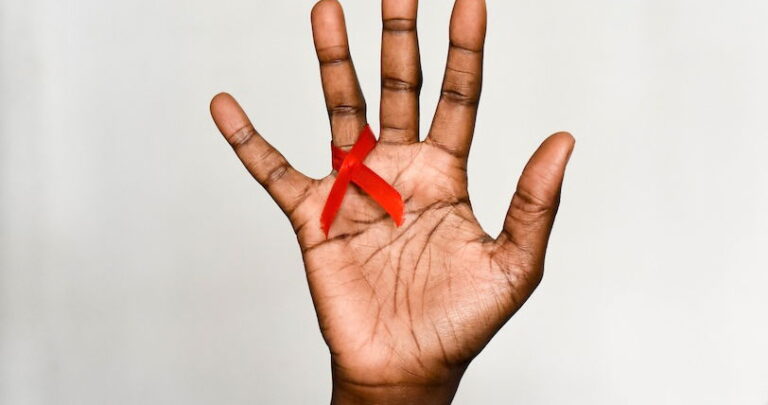 Un expert en VIH du CDC a été invité à nettoyer les données sur les personnes trans. Il a démissionné à la place. Un expert en VIH du CDC a été invité à nettoyer les données sur les personnes trans. Il a démissionné à la place.